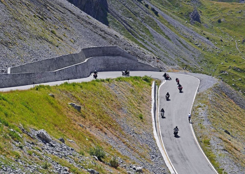 Envie de sensations fortes : découvrez les stages de moto sur piste