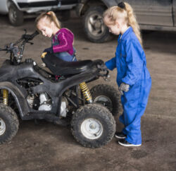 Quad électrique enfant : 3 conseils avant d’apprendre à mettre les gaz