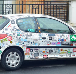 Comment réussir la pose de stickers sur votre voiture
