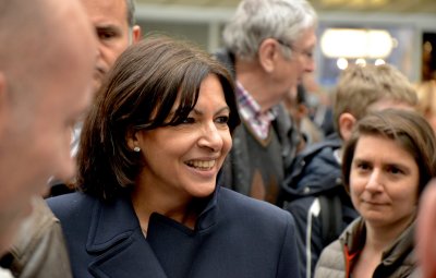 Hidalgo fait un discours virulent anti voiture … et repart en SUV avec chauffeur